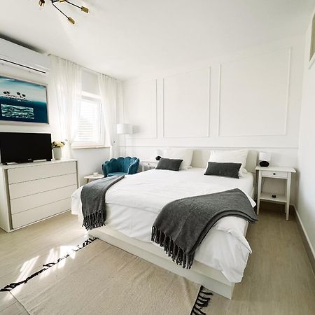 Modern Apartment In The Heart Of 니바이스 외부 사진